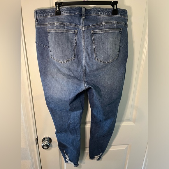 Torrid NWOT Distressed Premium Stretch Bombshell Skinny 5 Button Jeans Sz 22R - Picture 4 of 15